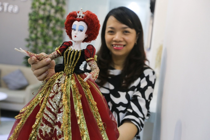 Con búp bê giá trị nhất trong quán tên Nữ hoàng đỏ, có nguồn gốc từ Mỹ. Loại này đã không còn sản xuất nữa, hiện được định giá gần 40 triệu đồng. Con búp bê giá trị nhất trong quán tên Nữ hoàng đỏ, có nguồn gốc từ Mỹ. Loại này đã không còn sản xuất nữa, hiện được định giá gần 40 triệu đồng.