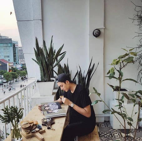 Nằm tại căn chung cư nghệ thuật nổi tiếng bậc nhất Sài Gòn số 42 Nguyễn Huệ, quán cà phê mang tên Thinker and Dreamer là lựa chọn yêu thích của giới trẻ thành phố khi có nhu cầu ngắm phố phường. Nằm tại căn chung cư nghệ thuật nổi tiếng bậc nhất Sài Gòn số 42 Nguyễn Huệ, quán cà phê mang tên Thinker and Dreamer là lựa chọn yêu thích của giới trẻ thành phố khi có nhu cầu ngắm phố phường.