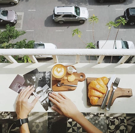 Thực đơn ở quán không chỉ có đồ uống mà còn có các loại đồ ăn nhẹ, bánh ngọt. Giá cả hơi cao so với mặt bằng chung nhưng do sức nóng nên khách vẫn lũ lượt kéo tới. Thực đơn ở quán không chỉ có đồ uống mà còn có các loại đồ ăn nhẹ, bánh ngọt. Giá cả hơi cao so với mặt bằng chung nhưng do sức nóng nên khách vẫn lũ lượt kéo tới.