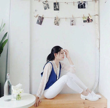 Chủ quán là những người làm trong giới nghệ thuật nên khách ghé quán có không ít là những người nổi tiếng như Chi Pu, Tóc Tiên, Lan Khuê, Hoàng Thùy, Diễm My 9X, Yến Trang - Yến Nhi... hay các stylist và nhà thiết kế có tên tuổi. Cũng bởi thế mà khi tới quán, đừng ngạc nhiên khi có cơ hội tình cờ gặp những nhân vật nổi tiếng. Chủ quán là những người làm trong giới nghệ thuật nên khách ghé quán có không ít là những người nổi tiếng như Chi Pu, Tóc Tiên, Lan Khuê, Hoàng Thùy, Diễm My 9X, Yến Trang - Yến Nhi... hay các stylist và nhà thiết kế có tên tuổi. Cũng bởi thế mà khi tới quán, đừng ngạc nhiên khi có cơ hội tình cờ gặp những nhân vật nổi tiếng.