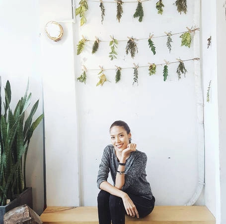 Do nằm trong chung cư nên quán có diện tích vừa phải, nằm trên tầng 3 và 4, dù vậy từng chi tiết nhỏ đều được chăm chút cẩn thận và đầy tính nghệ thuật. Do nằm trong chung cư nên quán có diện tích vừa phải, nằm trên tầng 3 và 4, dù vậy từng chi tiết nhỏ đều được chăm chút cẩn thận và đầy tính nghệ thuật.