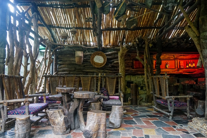 Không gian nhà dựng bằng tre nứa, những vật dụng như gùi, cồng, chiêng, chum, tượng... được trang trí khắp nơi trong quán. Không gian nhà dựng bằng tre nứa, những vật dụng như gùi, cồng, chiêng, chum, tượng... được trang trí khắp nơi trong quán.