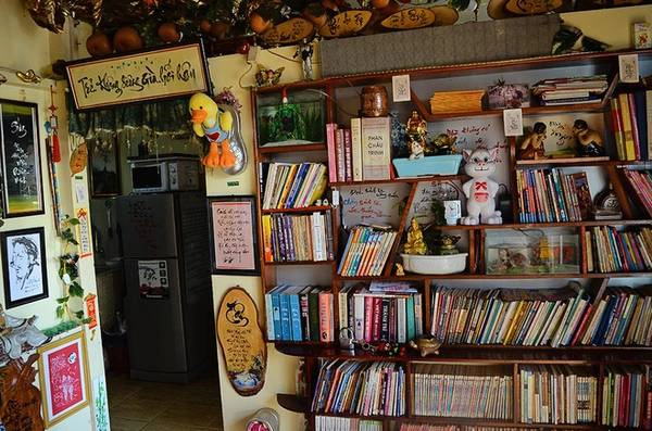 Quán có 3 gian khác nhau nhưng đều chung một kiểu trang trí tạo sự đồng nhất. Điểm nhấn phải kể đến là chiếc tủ sách ở gian đầu tiên với hàng trăm cuốn. Khách có thể thoải mái lựa chọn cho mình một quyển ưa thích, ngồi nhâm nhi tách cà phê nguyên chất được xay tại chỗ và thả hồn cùng những trang sách đó. Chủ quán là ông Ngô Kỳ Vinh, 59 tuổi, người Sài Gòn. Sau lần đầu tiên ghé thăm Đà Lạt vào năm 1982, ông đã quyết định chọn phố núi làm quê hương thứ hai. “Tôi chỉ muốn mang thư pháp đến gần các bạn trẻ hơn vì ngày nay nhiều người ít quan tâm đến những con chữ và giữ lại chút kỷ niệm với Đà Lạt".