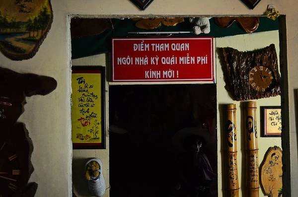 Gần đây, thấy mô hình thư pháp của mình đã cũ, ông Vinh quyết định xây dựng một “ngôi nhà kỳ quái” nhưng trang trí thêm nhiều câu thư pháp bên trong cùng những hình nộm tạo cảm giác khiếp sợ. 