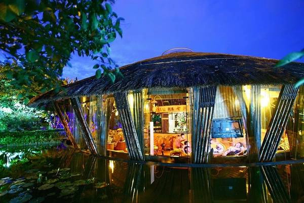 Khối Kiến trúc này cũng nằm trên mặt nước. Có điểm khác biệt với quán café là cũng với cấu trúc tre, nhưng khối nhà bar vách kính kín để chạy điều hoà.