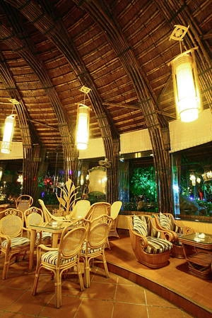 Trong này có những bàn thấp kiểu salon ngồi sang trọng và lịch sự