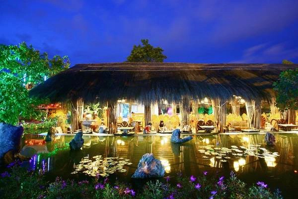 Hệ khung cột – mái được tạo tác từ những cây tre, mái lợp lá tạo nên nét độc đáo và cảm giác gần gũi. Mặt nước có tác dụng điều hoà không khí và nhân đôi hình ảnh khiến công trình trở nên lung linh