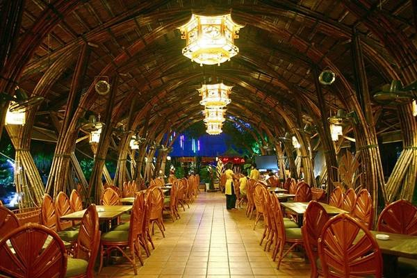 Những cột tre ở hai bên vươn cao và uốn cong lên thành vòm mái, theo chiều dài công trình hút sâu tạo nên một không gian độc đáo, ấn tượng.