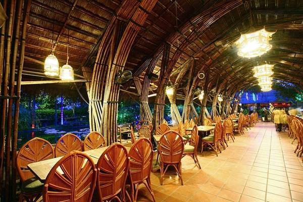 Nội thất kiến trúc quán phô bày kết cấu của những cây tre. Ở bên không có vách ngăn, không gian bên trong và bên ngoài hoà nhập với nhau.