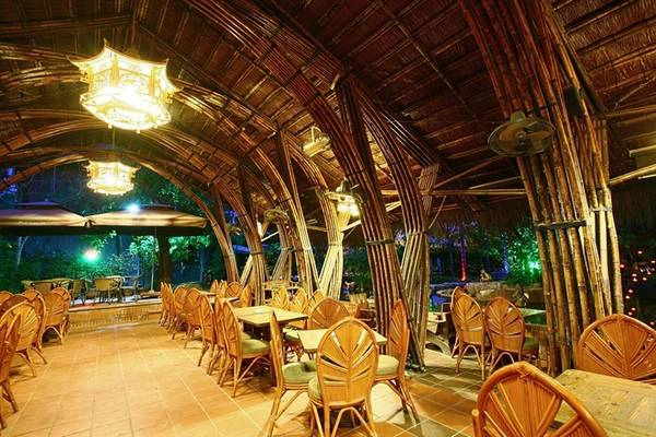 Sự tạo hình của kết cấu và bàn ghế nội thất cho sự liên tưởng tới những trái dừa, lá dừa, như tên gọi của quán.