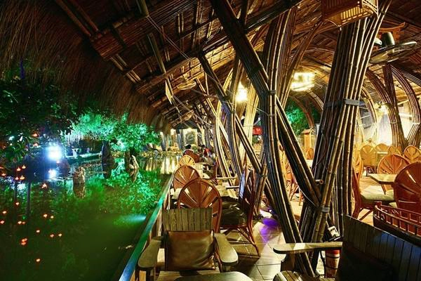 Góc ngồi dưới mái hiên kế bên mặt nước đem lại cảm giác thú vị cho khách.