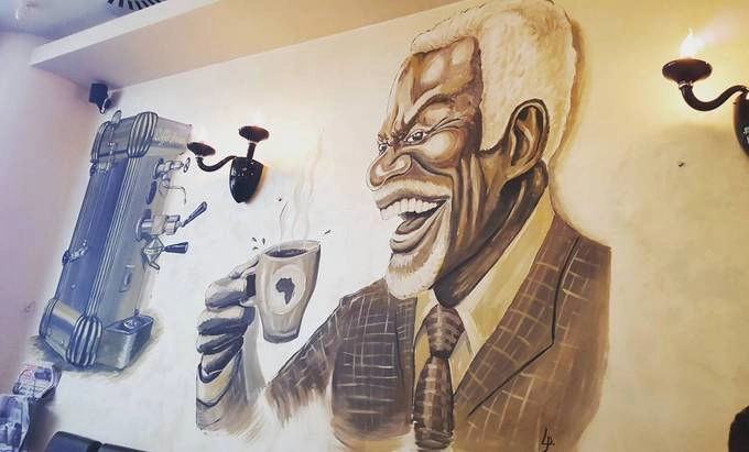 Coffee Anan được hiểu là "Cà phê trong mây", ghép từ "coffee" trong tiếng Anh với từ "annan" trong tiếng Do Thái (vốn mang nghĩa "mây"). Đây cũng là một cách chơi chữ tài tình của chủ quán, gợi nhắc đến cố Tổng thư ký Liên Hợp Quốc Kofi Annan, người từng được bổ nhiệm làm đặc phái viên tại Syria năm 2012. Ảnh: IG. Coffee Anan được hiểu là "Cà phê trong mây", ghép từ "coffee" trong tiếng Anh với từ "annan" trong tiếng Do Thái (vốn mang nghĩa "mây"). Đây cũng là một cách chơi chữ tài tình của chủ quán, gợi nhắc đến cố Tổng thư ký Liên Hợp Quốc Kofi Annan, người từng được bổ nhiệm làm đặc phái viên tại Syria năm 2012. Ảnh: IG.