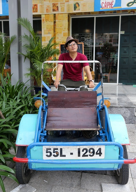Trước cửa quán trưng bày chiếc xích lô máy hãng Peugeot của Pháp chế tạo, xuất hiện tại miền Nam những năm 1940. Đến thập niên 1960, xe này được sản xuất ngay trong nước nhưng động cơ vẫn là của hãng Peugeot. Đây là thời kỳ vàng son cuả giới xích lô máy Sài Gòn.