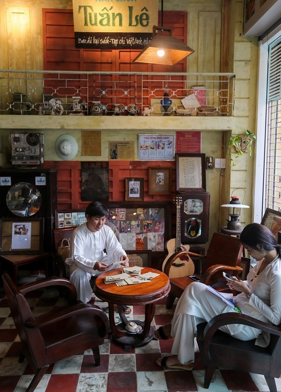 Vốn đam mê đồ cổ, anh Huỳnh Minh Hiệp (áo trắng) dành hàng chục năm sưu tập những món đồ mà người dân Sài Gòn xưa thường sử dụng. Để mở quán cà phê, anh mang ra gần 2.000 món đồ cổ từ thập niên 1930 đến 1970.  "Tôi mất cả tháng để bày biện đồ đạc, trang trí các bức tường, vẽ tranh... sao cho mọi góc đều mang cái hồn của Sài Gòn hoa lệ", chủ quán cho biết.