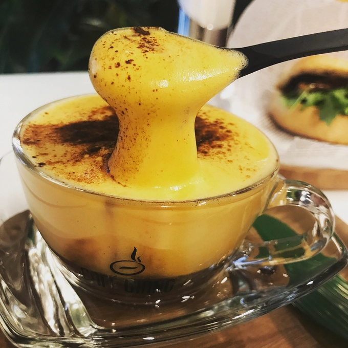 Tách cà phê trứng và cacao trứng cũng được đặt trong bát nước nóng để giữ ấm cho đồ uống giống như cách phục vụ tại Hà Nội. Giá mỗi tách cà phê trứng ở đây là 480 yen (100.000 đồng). Ảnh: libero020423. Tách cà phê trứng và cacao trứng cũng được đặt trong bát nước nóng để giữ ấm cho đồ uống giống như cách phục vụ tại Hà Nội. Giá mỗi tách cà phê trứng ở đây là 480 yen (100.000 đồng). Ảnh: libero020423.