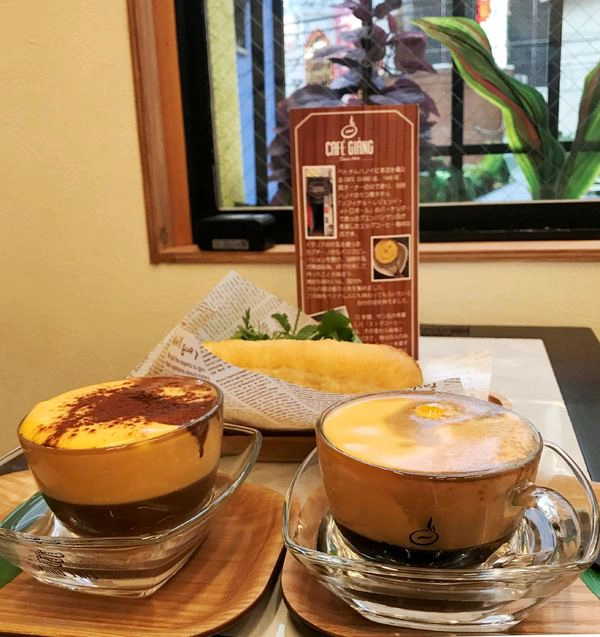Món bánh mì cũng được làm với các nguyên liệu quen thuộc là thịt, dưa muối, rau mùi... Bánh mì của quán có giá 520 yen (110.000 đồng) một chiếc. Thực khách không có nhiều thời gian để ngồi quán thưởng thức cà phê và bánh mì cũng có thể gói đồ đem đi với bao bì khá đẹp mắt. Ảnh: Huệ Oanh. Món bánh mì cũng được làm với các nguyên liệu quen thuộc là thịt, dưa muối, rau mùi... Bánh mì của quán có giá 520 yen (110.000 đồng) một chiếc. Thực khách không có nhiều thời gian để ngồi quán thưởng thức cà phê và bánh mì cũng có thể gói đồ đem đi với bao bì khá đẹp mắt. Ảnh: Huệ Oanh.