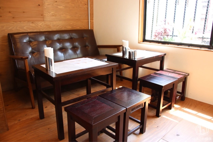 Thực khách có thể ngồi ghế sofa, ghế nhựa cứng hoặc tìm thấy loại bàn ghế gỗ màu trầm cũ kỹ và kiểu dáng giống hệt như ở cà phê Giảng Hà Nội. Ảnh: Hamakore. Thực khách có thể ngồi ghế sofa, ghế nhựa cứng hoặc tìm thấy loại bàn ghế gỗ màu trầm cũ kỹ và kiểu dáng giống hệt như ở cà phê Giảng Hà Nội. Ảnh: Hamakore.