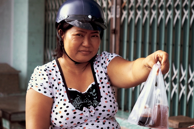 Chị Út (44 tuổi), tiểu thương sống gần quán, cho biết đã uống cà phê do bà Hạnh pha từ thời còn đôi mươi. "Ngày nào tui cũng mua một bịch cà phê mang về, trước mua cho cha, giờ mua mình tui uống, ngon lắm", chị nói. Chị Út (44 tuổi), tiểu thương sống gần quán, cho biết đã uống cà phê do bà Hạnh pha từ thời còn đôi mươi. "Ngày nào tui cũng mua một bịch cà phê mang về, trước mua cho cha, giờ mua mình tui uống, ngon lắm", chị nói.