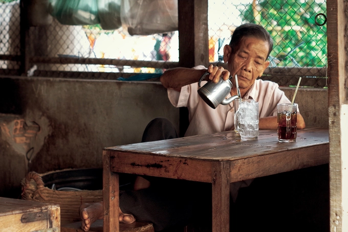 Quán được mở trong khuôn viên một căn nhà cũ, tường lửng không sơn, quây bằng rào kẽm. Không gian quán chỉ vừa xếp đôi ba bộ bàn ghế gỗ cũ đã mài nhẵn. Trần nhà, vách tường đã ám màu và mùi cà phê trong hơn 50 năm qua. Quán được mở trong khuôn viên một căn nhà cũ, tường lửng không sơn, quây bằng rào kẽm. Không gian quán chỉ vừa xếp đôi ba bộ bàn ghế gỗ cũ đã mài nhẵn. Trần nhà, vách tường đã ám màu và mùi cà phê trong hơn 50 năm qua.