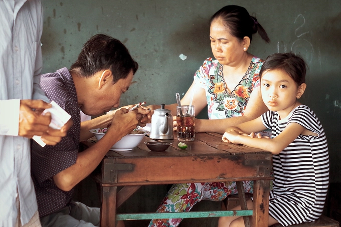 "Trước tụi em lần đầu tới quán, xin bà chụp hình, bà mời cà phê không lấy tiền luôn", bạn trẻ người địa phương tên Phi Thông (22 tuổi) tâm sự. Với giá chỉ từ 5.000 đồng một ly, khách của quán phần nhiều là người lao động địa phương trước khi đi làm mua bịch mang về hoặc đi ngang qua nghỉ mệt. Đây cũng là nơi để các "nam, phụ, lão, ấu" ngồi ăn sáng tám chuyện với nhau. "Trước tụi em lần đầu tới quán, xin bà chụp hình, bà mời cà phê không lấy tiền luôn", bạn trẻ người địa phương tên Phi Thông (22 tuổi) tâm sự. Với giá chỉ từ 5.000 đồng một ly, khách của quán phần nhiều là người lao động địa phương trước khi đi làm mua bịch mang về hoặc đi ngang qua nghỉ mệt. Đây cũng là nơi để các "nam, phụ, lão, ấu" ngồi ăn sáng tám chuyện với nhau.