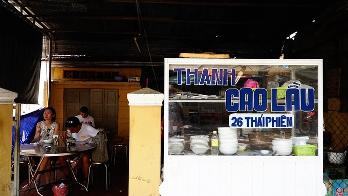 Quán ăn nằm ở trung tâm phố cổ, trên đường Thái Phiên. Theo bà Thanh, chủ quán, địa chỉ này mở cửa đã được 20 năm. "Từ đó đến nay tôi chỉ bán ở một vị trí cố định mà chưa di dời đi đâu", bà Thanh nói. Quán ăn nằm ở trung tâm phố cổ, trên đường Thái Phiên. Theo bà Thanh, chủ quán, địa chỉ này mở cửa đã được 20 năm. "Từ đó đến nay tôi chỉ bán ở một vị trí cố định mà chưa di dời đi đâu", bà Thanh nói.
