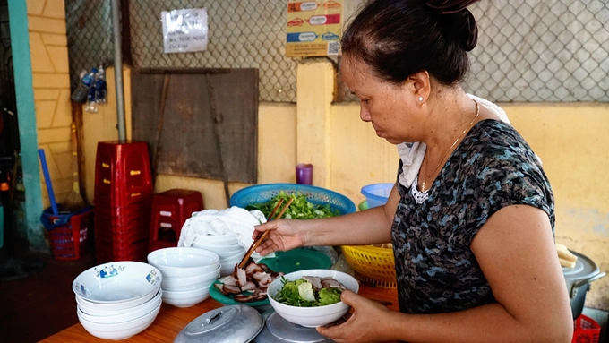 Không gian quán nằm gọn trong khoảng sân chừng 15 mét vuông ở trước sân nhà. Gian bếp đặt phía trước là nơi chế biến món ăn mang ra cho khách. Không gian quán nằm gọn trong khoảng sân chừng 15 mét vuông ở trước sân nhà. Gian bếp đặt phía trước là nơi chế biến món ăn mang ra cho khách.