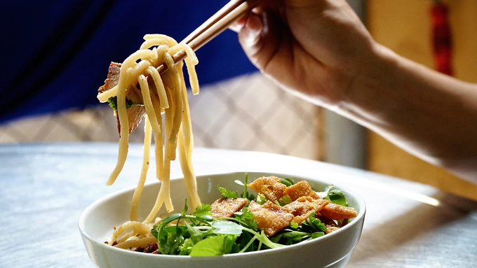 Một tô cao lầu đầy đặn ngay từ cái nhìn đầu tiên thường làm thực khách nhầm lẫn với mì Quảng nhưng thực tế lại hoàn toàn khác. Điểm đặc biệt của món cao lầu đậm chất Quảng Nam còn nằm ở chất lượng sợi mì. Chủ quán kể, do không có thời gian, nhiều năm qua, quán lấy mì từ một lò nổi tiếng ở Hội An. Lò này lấy nước giếng Bá Lễ để làm nên cọng mì. Một tô cao lầu đầy đặn ngay từ cái nhìn đầu tiên thường làm thực khách nhầm lẫn với mì Quảng nhưng thực tế lại hoàn toàn khác. Điểm đặc biệt của món cao lầu đậm chất Quảng Nam còn nằm ở chất lượng sợi mì. Chủ quán kể, do không có thời gian, nhiều năm qua, quán lấy mì từ một lò nổi tiếng ở Hội An. Lò này lấy nước giếng Bá Lễ để làm nên cọng mì.