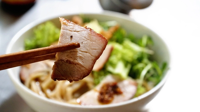 Tất cả các nguyên liệu này sẽ được chan ít nước nhưn (nước dùng) được làm từ thịt heo tẩm ướp ngũ vị hương, gia vị. Mỗi quán có bí quyết làm nước nhưn riêng để giữ chân khách. Tất cả các nguyên liệu này sẽ được chan ít nước nhưn (nước dùng) được làm từ thịt heo tẩm ướp ngũ vị hương, gia vị. Mỗi quán có bí quyết làm nước nhưn riêng để giữ chân khách.