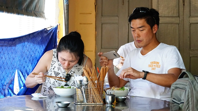 Một tô cao lầu tại quán bà Thanh có giá 30.000 đồng. Không gian không quá chật chội nhưng buổi trưa vẫn nóng. Quán bán từ sáng đến khoảng 2h chiều. Một tô cao lầu tại quán bà Thanh có giá 30.000 đồng. Không gian không quá chật chội nhưng buổi trưa vẫn nóng. Quán bán từ sáng đến khoảng 2h chiều.