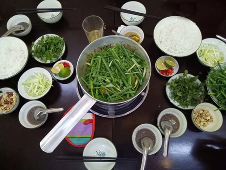 Khách có thể xin thêm các loại hành, thì là, rau sống ăn kèm. Khách có thể xin thêm các loại hành, thì là, rau sống ăn kèm.
