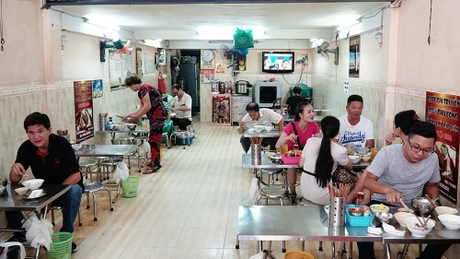 Quán mở cửa từ 7h sáng đến 9h tối. Ảnh: Di Vỹ.
