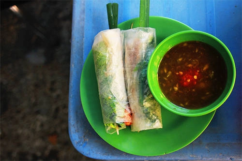 Giá cho một chiếc gỏi cuốn là 5.000 đồng. Ảnh: Phong Vinh
