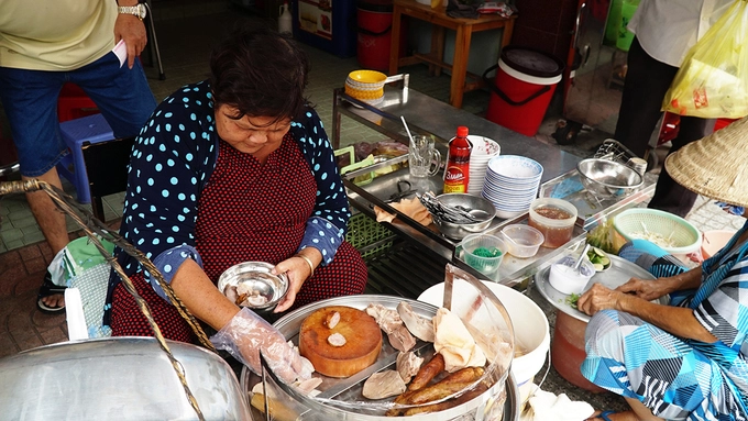 Thoạt nhìn, quán cháo nằm trên đường Cô Giang, quận 1 không quá đặc biệt nhưng đã bán hơn 80 năm. Theo lời kể của cô Út, quán do bà nội của cô mở. "Hồi đó bà tôi gánh cháo bán quanh khu chợ Cầu Muối và cầu Ông Lãnh. Sau này ba tôi kế thừa và vẫn bán trên gánh. Nay ai cho đâu tôi ngồi đó", cô Út nói. Thoạt nhìn, quán cháo nằm trên đường Cô Giang, quận 1 không quá đặc biệt nhưng đã bán hơn 80 năm. Theo lời kể của cô Út, quán do bà nội của cô mở. "Hồi đó bà tôi gánh cháo bán quanh khu chợ Cầu Muối và cầu Ông Lãnh. Sau này ba tôi kế thừa và vẫn bán trên gánh. Nay ai cho đâu tôi ngồi đó", cô Út nói.