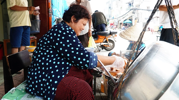 Quán mở từ 6h đến khoảng 14h. Chỗ đậu xe nằm ở kế bên, có người trông. Khách đến quán ăn cháo trên bàn ghế inox bên trong. Gian nhà nhỏ, hơi chật và nóng. Quán thường đông khách vào sáng sớm Quán mở từ 6h đến khoảng 14h. Chỗ đậu xe nằm ở kế bên, có người trông. Khách đến quán ăn cháo trên bàn ghế inox bên trong. Gian nhà nhỏ, hơi chật và nóng. Quán thường đông khách vào sáng sớm