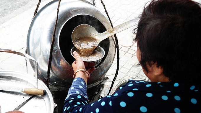 Gánh cháo lạ mắt với một chiếc nồi có hình dáng tựa như hai chiếc thau úp vào nhau, bên cạnh là một mâm đồ lòng đầy ắp. Khi có khách gọi, cô Út sẽ nhanh tay xếp lòng vào tô. Trước khi múc cháo, cô khuấy nhẹ nồi để phần nước và cháo hòa đều vào nhau. Làn khói từ đó mà toả ra thơm nức. Gánh cháo lạ mắt với một chiếc nồi có hình dáng tựa như hai chiếc thau úp vào nhau, bên cạnh là một mâm đồ lòng đầy ắp. Khi có khách gọi, cô Út sẽ nhanh tay xếp lòng vào tô. Trước khi múc cháo, cô khuấy nhẹ nồi để phần nước và cháo hòa đều vào nhau. Làn khói từ đó mà toả ra thơm nức.