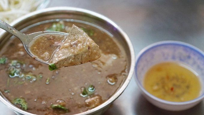 Riêng đồ lòng, cô Út cho biết chỉ chọn loại tươi, không lấy hàng đông lạnh. Các công đoạn từ đi chợ chọn nguyên liệu cho đến sơ chế, nấu nướng bắt đầu từ khoảng 1h sáng. Riêng đồ lòng, cô Út cho biết chỉ chọn loại tươi, không lấy hàng đông lạnh. Các công đoạn từ đi chợ chọn nguyên liệu cho đến sơ chế, nấu nướng bắt đầu từ khoảng 1h sáng.