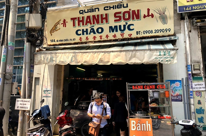 Nằm trên đường Nguyễn Đình Chiểu, đối diện trường ĐH Kiến trúc và trường Kinh tế, đã gần 35 năm nay, quán cháo mực Thanh Sơn gắn liền với ký ức của bao thế hệ sinh viên Sài Gòn.