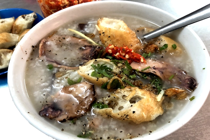 Quán phục vụ khách từ 9h đến 22h, khách cũng không còn ngồi vỉa hè mà ngồi phía bên trong nhà. Tô cháo mực cơ bản nếu không dùng thêm trứng nay có giá 25.000 đồng. Không quá to như những quán khác, tuy nhiên tô cháo tròn vị thơm phức mùi mực đủ khiến nhiều người muốn quay lại thêm lần nữa.