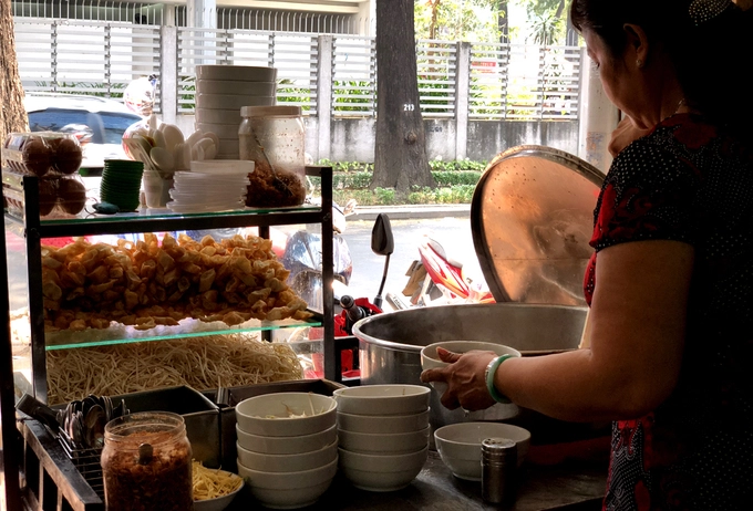 "Lúc đó thấy bên kia đường có trường Kiến trúc đông sinh viên nên tôi nấu nồi cháo mực bán thử. Nào ngờ sinh viên rất thích nên chiều nào cũng ghé ăn rất đông", chị Thanh chủ quán kể.