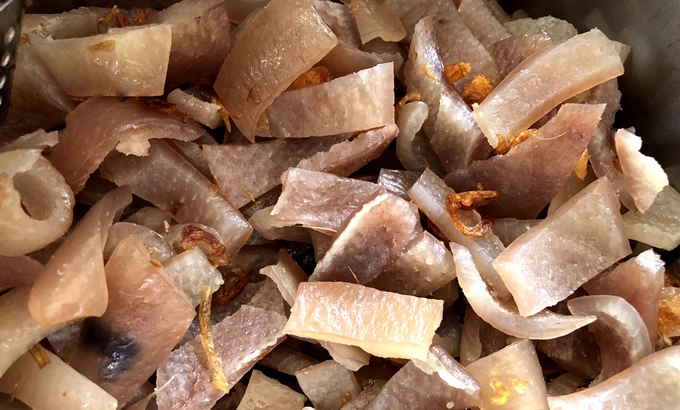 Ngoài cháo nấu với khô mực và huyết heo, da heo luộc cắt miếng hình chữ nhật là thứ gắn liền với tô cháo bình dân.