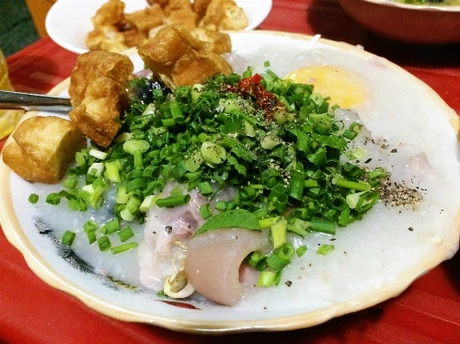 Mỗi tô cháo đồng giá 30.000 đồng. Ảnh: Hồng Quang. Mỗi tô cháo đồng giá 30.000 đồng. Ảnh: Hồng Quang.