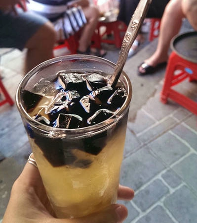 Chè truyền thống vẫn được yêu thích dù không có thạch xanh thạch đỏ bắt mắt như nhiều hàng quán hiện nay. Ảnh: Phiêu Linh. Chè truyền thống vẫn được yêu thích dù không có thạch xanh thạch đỏ bắt mắt như nhiều hàng quán hiện nay. Ảnh: Phiêu Linh.