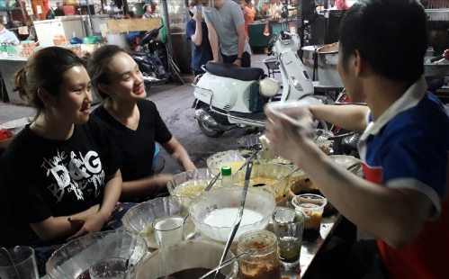 Nhiều bạn trẻ tìm tới quán để thưởng thức cốc chè mà Nguyệt "thảo mai" trong "Phía trước là bầu trời" đã bỏ mặc cả người yêu để ăn một mình: chè đỗ xanh thêm trân châu. Nhiều bạn trẻ tìm tới quán để thưởng thức cốc chè mà Nguyệt "thảo mai" trong "Phía trước là bầu trời" đã bỏ mặc cả người yêu để ăn một mình: chè đỗ xanh thêm trân châu.