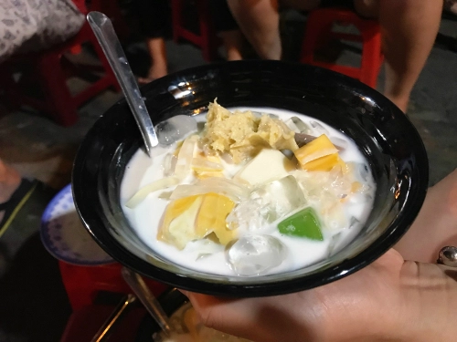 Chén chè Thái có sầu riêng giá 20.000 đồng. Ảnh: Vy An.