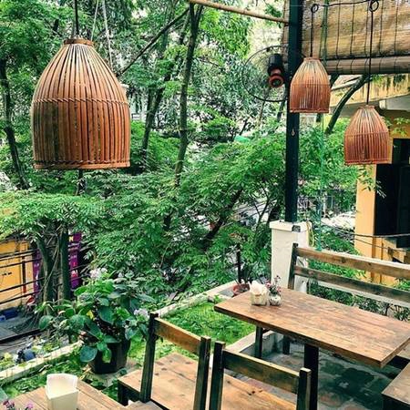 Ban công là chỗ ngồi được yêu thích nhất tại quán. Ban công là chỗ ngồi được yêu thích nhất tại quán.