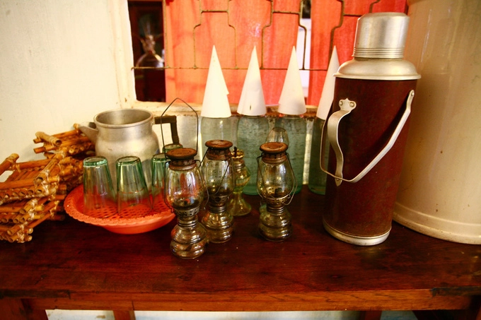 Phích nước, đèn bão, những chiếc chai đậy nắp bằng giấy là hình ảnh quen thuộc với nhiều người lớn tuổi. Phích nước, đèn bão, những chiếc chai đậy nắp bằng giấy là hình ảnh quen thuộc với nhiều người lớn tuổi.
