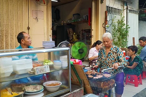 Cách phục vụ nhanh chóng, thân thiện cũng khiến địa chỉ này ghi điểm với thực khách lần đầu đến ăn.