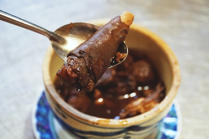 Mống dê hầm cũng hút khách không kém. Thực đơn của quán có gần trăm món ăn, từ cơm chiên Dương Châu, cơm chiên cá mặn cho đến hủ tiếu, mì xào giòn, mì vịt tiềm... Giá trung bình mỗi món ăn khoảng 50.000 đồng. Quán mở cửa từ 11h đến nửa đêm. Mống dê hầm cũng hút khách không kém. Thực đơn của quán có gần trăm món ăn, từ cơm chiên Dương Châu, cơm chiên cá mặn cho đến hủ tiếu, mì xào giòn, mì vịt tiềm... Giá trung bình mỗi món ăn khoảng 50.000 đồng. Quán mở cửa từ 11h đến nửa đêm.