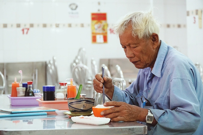 Một thực khách quen của quán kể: "Tôi ăn ở quán đã gần 20 năm, từ lúc còn đời chủ thứ hai. Tuy bàn ghế nhiều lần thay đổi, hương vị món khó mà nhận ra được sự khác biệt. Vẫn là cái mùi thơm của các vị thuốc bắc, miếng gà rất mềm mà không bị nát, nước dùng đậm đà". Một thực khách quen của quán kể: "Tôi ăn ở quán đã gần 20 năm, từ lúc còn đời chủ thứ hai. Tuy bàn ghế nhiều lần thay đổi, hương vị món khó mà nhận ra được sự khác biệt. Vẫn là cái mùi thơm của các vị thuốc bắc, miếng gà rất mềm mà không bị nát, nước dùng đậm đà".