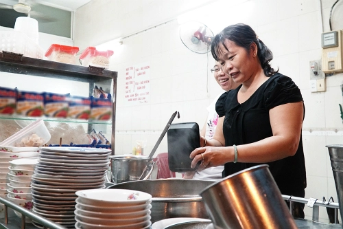 Quán ăn nằm ngay trung tâm thành phố, mở cửa từ 7h sáng đến khoảng 20h mỗi ngày. Quán ăn nằm ngay trung tâm thành phố, mở cửa từ 7h sáng đến khoảng 20h mỗi ngày.